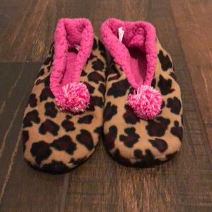 Wemon’s Cheetah Patterned Slippers
